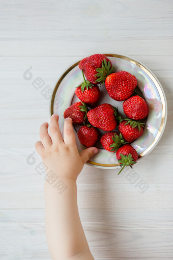 手孩子与<strong>草莓</strong>乡村背景板<strong>草莓</strong>的概念夏天健康的吃视图从以上公寓手孩子与<strong>草莓</strong>乡村背景板<strong>草莓</strong>