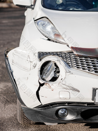 检查的车后事故的路的前面芬达和左头灯是破碎的损坏的和挠的保险杠事故检查的车后事故的路的前面芬达和左头灯是破碎的损坏的和挠的保险杠