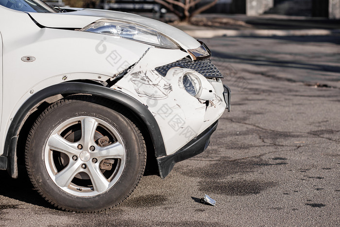 检查的车后事故的路的前面芬达和左头灯是破碎的损坏的和挠的保险杠事故检查的车后事故的路的前面芬达和左头灯是破碎的损坏的和挠的保险杠