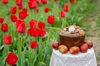 复活节蛋糕背景红色的郁金香的花园节日作文模糊的背景花清晰的阳光明媚的一天复活节蛋糕背景红色的郁金香的花园