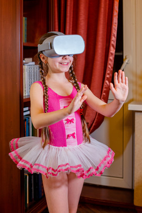 一个高加索人女孩戏剧虚拟现实的角色的孩子