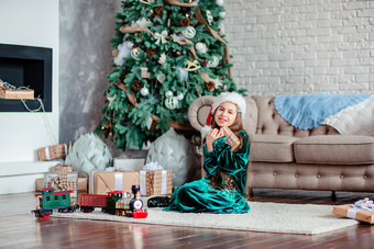 小女孩圣诞老人老人他与礼物下圣诞节树坐着的壁炉解包礼物快乐圣诞节小女孩圣诞老人老人他与礼物下圣诞节树坐着的壁炉解包礼物