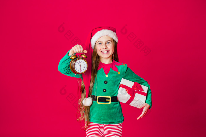快乐圣诞节快乐有吸引力的女孩与时钟和礼物的服装圣诞老人老人助手明亮的红色的明亮的颜色背景肖像美丽的elven婴儿复制空间快乐圣诞节快乐有吸引力的女孩与时钟和礼物的服装圣诞老人老人助手明亮的红色的明亮的