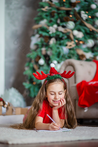 可爱的女孩圣诞老人他写信圣诞老人附近的圣诞节树<strong>快</strong>乐童年时间为<strong>充</strong>实的欲望<strong>快</strong>乐圣诞节可爱的女孩圣诞老人他写信圣诞老人附近的圣诞节树<strong>快</strong>乐童年时间为<strong>充</strong>实的欲望