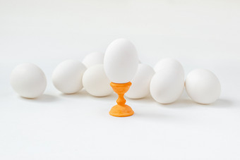 白色<strong>鸡蛋</strong>木杯垫形式白色背景得到准备好了为的复活节假期一个领袖在所有白色<strong>鸡蛋</strong>木杯垫形式白色背景得到准备好了为的复活节假期