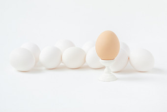 白色鸡蛋木杯垫形式白色背景得到准备好了为的复活节假期一个领袖在所有白色鸡蛋木杯垫形式白色背景得到准备好了为的复活节假期