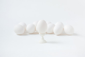 白色鸡蛋木杯垫形式白色背景得到准备好了为的复活<strong>节假</strong>期一个领袖在所有白色鸡蛋木杯垫形式白色背景得到准备好了为的复活<strong>节假</strong>期