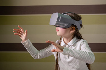 女孩与虚拟现实耳机的女孩探讨了的世界虚拟现实通<strong>过视频</strong>和游戏技术的未来女孩与虚拟现实耳机的女孩探讨了的世界虚拟现实通<strong>过视频</strong>和游戏