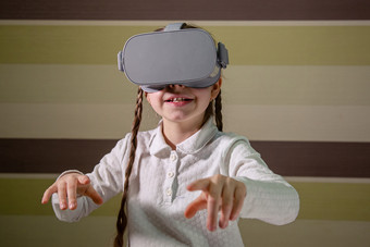 女孩与虚拟现实耳机的女孩探讨了的世界虚拟现实通<strong>过视频</strong>和游戏技术的未来女孩与虚拟现实耳机的女孩探讨了的世界虚拟现实通<strong>过视频</strong>和游戏