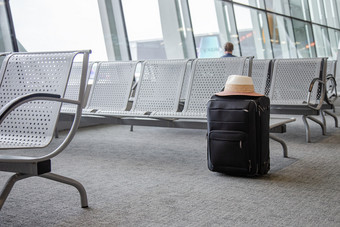 手提箱机场等待区域概念失去了行李一个黑色的手提箱机场等待房间手提箱机场等待区域一个黑色的手提箱机场等待房间