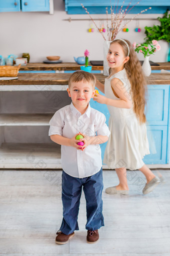 两个可爱的小孩子们与复活节鸡蛋有有趣的的厨房<strong>快乐</strong>复活节两个可爱的小孩子们与复活节鸡蛋有有趣的的厨房