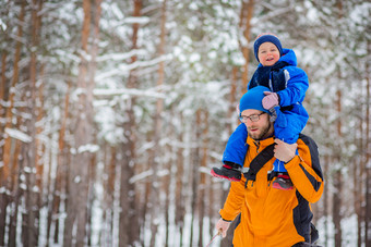 父亲走与他的年轻的孩子们的森林冬天冬天活动的雪雪橇和雪球父亲走与他的年轻的孩子们的森林冬天