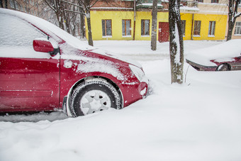 车辆覆盖与雪冬天暴雪的停车很多白雪覆盖的<strong>道路</strong>和街道的城市车辆覆盖与雪冬天暴雪的停车很多