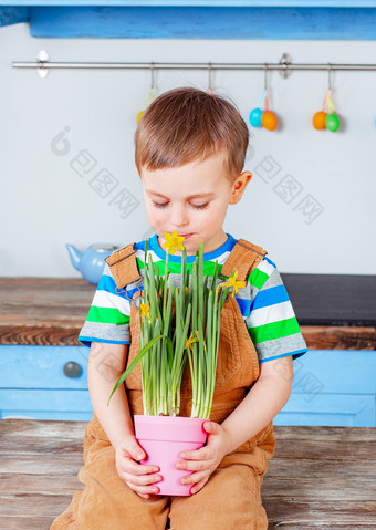 快乐复活节可爱的<strong>男孩</strong>得到准备好了<strong>为</strong>的假期复活节装饰<strong>男孩</strong>与水仙花花快乐复活节可爱的<strong>男孩</strong>得到准备好了<strong>为</strong>的假期复活节装饰