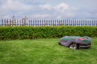 机器人草坪上割草机草一边视图花园现代远程技术特写镜头草坪上割草机场机器人草坪上割草机草一边视图花园现代远程技术