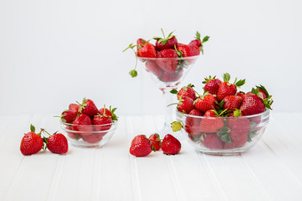 红色的成熟的草莓<strong>玻璃碗</strong>白色木表格收获从你的花园的概念健康的吃红色的成熟的草莓<strong>玻璃碗</strong>白色木表格收获从你的花园