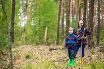孩子们走的森林与<strong>拐杖</strong>蘑菇挑选的森林孩子们走的森林与<strong>拐杖</strong>