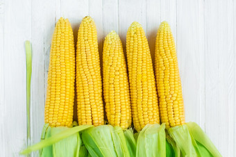 特写镜头玉米生产乡村花园白色木村桌子上浅深度焦点的概念农业农业特写镜头玉米生产乡村花园