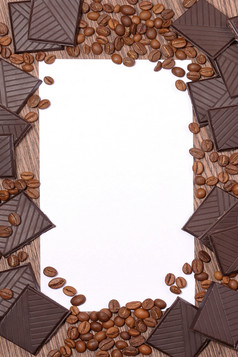 巧克力和咖啡豆子特写镜头白色背景咖啡豆子巧克力背景