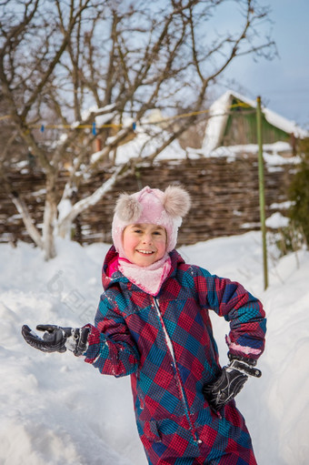 肖像孩子和温暖的冬天西装与手套玩冬天一天在<strong>户外</strong>盲目的雪人玩雪球孩子有趣的肖像孩子和温暖的冬天西装与手套玩冬天一天在<strong>户外</strong>