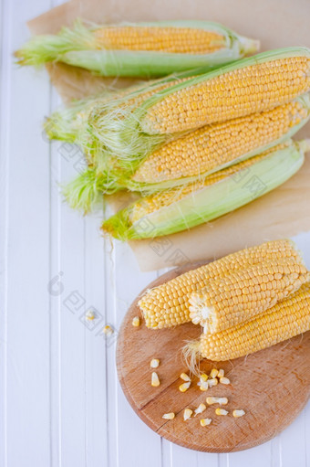 集团甜蜜的玉米的表格新鲜的玉米玉米穗轴乡村木表格特写镜头新鲜的玉米玉米穗轴乡村木表格特写镜头