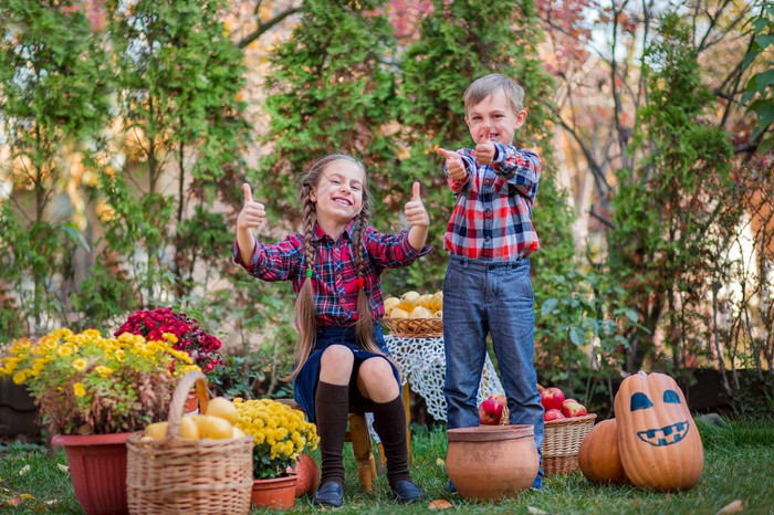 哥哥和妹妹玩的秋天花园包围水果蔬菜和水果庆祝的秋天收获哥哥和妹妹玩的秋天花园包围水果蔬菜和水果