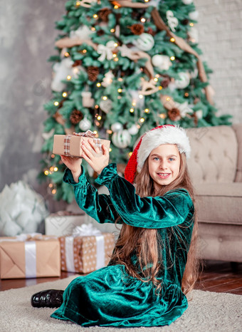 小女孩圣诞老人老人他与礼物下圣诞节树坐着的壁炉解包礼物快乐圣诞节小女孩圣诞老人老人他与礼物下圣诞节树坐着的壁炉解包礼物