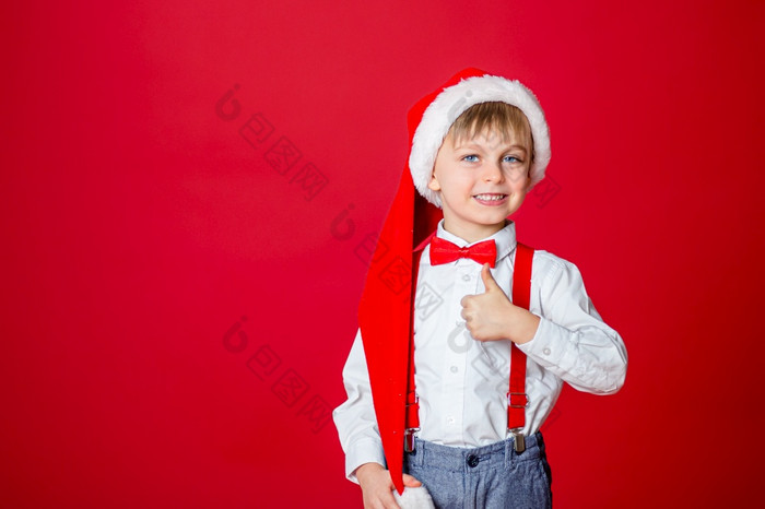 快乐圣诞节可爱的快乐的小男孩圣诞老人老人他红色的背景快乐童年与梦想和礼物特写镜头婴儿rsquo开放口牛奶牙下降了出快乐圣诞节可爱的快乐的小男孩圣诞老人老人他红色的背景