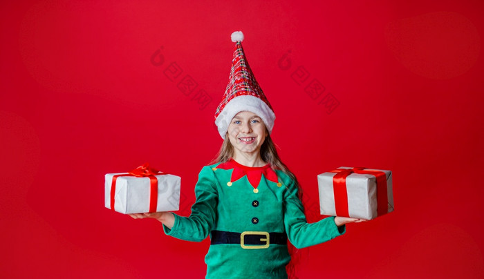 快乐圣诞节快乐有吸引力的女孩与礼物服装圣诞老人老人助手精灵明亮的红色的明亮的颜色背景肖像美丽的elven婴儿复制空间快乐圣诞节快乐有吸引力的女孩与礼物服装圣诞老人老人助手精灵明亮的红色的明亮的颜色背景
