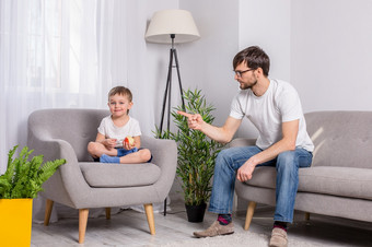 父亲和年轻的儿子讨论某物严重的的生活房间首页家庭信任的关系心理学父亲和年轻的儿子讨论某物严重的的生活房间首页