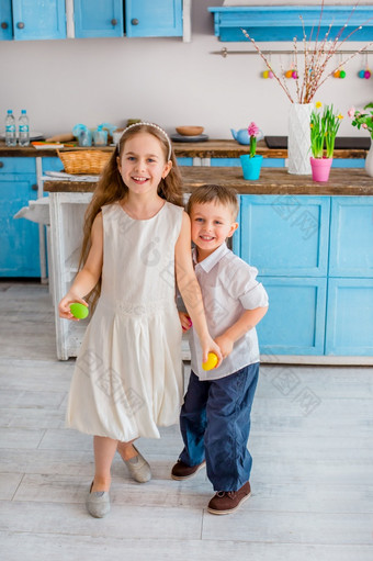 两个可爱的小孩子们与复活节鸡蛋有有趣的的厨房快乐复活节两个可爱的小孩子们与复活节鸡蛋有有趣的的厨房