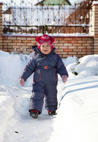 肖像孩子和温暖的冬天西装与手套玩冬天一天在户外盲目的雪人玩雪球孩子有趣的肖像孩子和温暖的冬天西装与手套玩冬天一天在户外