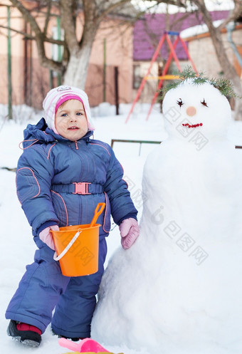 肖像孩子和温暖的冬天西装与手套玩冬天一天在户外盲目的雪人玩雪球孩子有趣的肖像孩子和温暖的冬天西装与手套玩冬天一天在户外