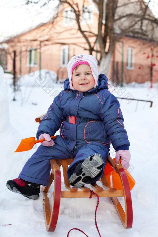 肖像孩子和温暖的冬天西装与手套玩冬天一天在户外盲目的雪人玩雪球孩子有趣的肖像孩子和温暖的冬天西装与手套玩冬天一天在户外