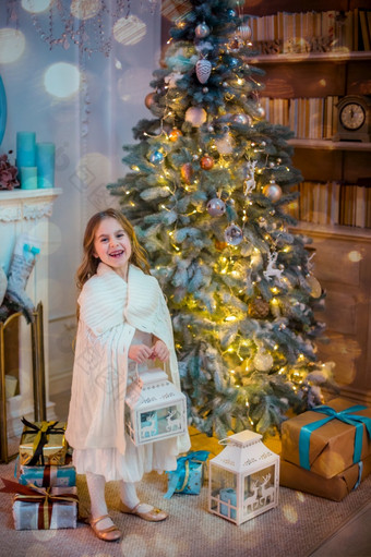 小女孩下的圣诞节树女孩与礼物下的树<strong>期待</strong>魔法礼物从圣诞老人老人小女孩下的圣诞节树女孩与礼物下的树<strong>期待</strong>魔法