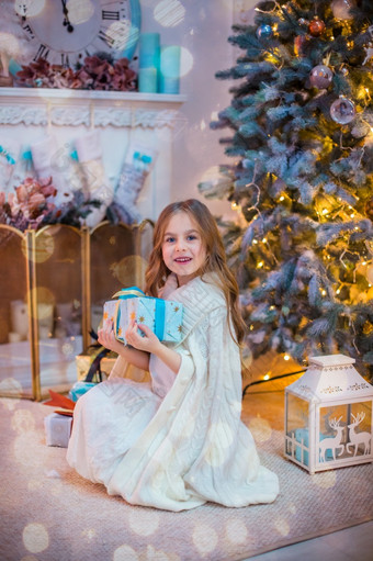 小女孩下的圣诞节树女孩与礼物下的树期待魔法礼物从圣诞老人老人小女孩下的圣诞节树女孩与礼物下的树期待魔法