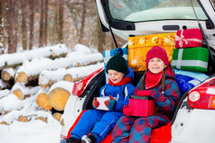 快乐的孩子们享受许多圣诞节礼物车树干冷冬天雪天气快乐的孩子们享受许多圣诞节礼物车树干