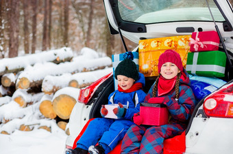 快乐的孩子们享受许多圣诞节礼物车<strong>树干</strong>冷冬天雪天气快乐的孩子们享受许多圣诞节礼物车<strong>树干</strong>