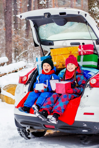快乐的孩子们<strong>享受</strong>许多圣诞节礼物车树干冷冬天雪天气快乐的孩子们<strong>享受</strong>许多圣诞节礼物车树干