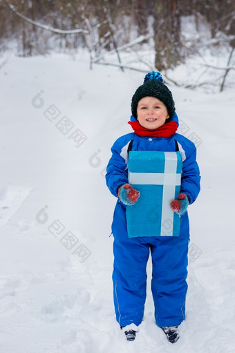 快乐孩子们冬天白雪覆盖的森林与<strong>礼物盒子</strong>圣诞节有趣的为圣诞节和新一年快乐孩子们冬天白雪覆盖的森林与<strong>礼物盒子</strong>