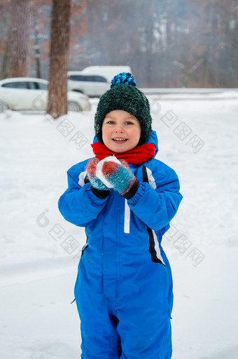 快乐的孩子造型雪<strong>球</strong>在户外冬天一天冬天游戏快乐的孩子造型雪<strong>球</strong>在户外冬天一天