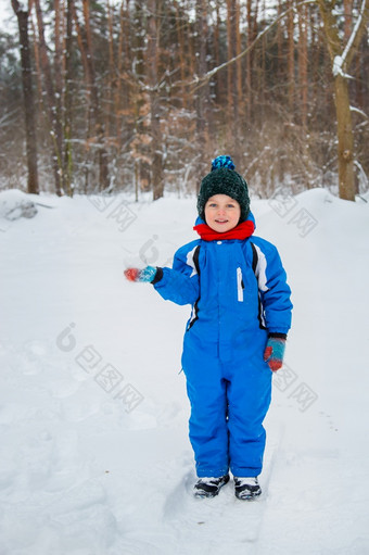 快乐的孩子造型雪球在户外冬天一天冬天游戏快乐的孩子造型雪球在户外冬天一天