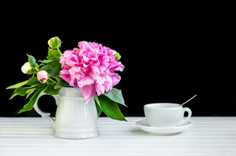 杯茶和牡丹花瓶杯茶和牡丹