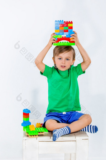 小男孩玩与很多色彩斑斓的塑料块构造<strong>函</strong>数室内小男孩玩与很多色彩斑斓的塑料块构造<strong>函</strong>数