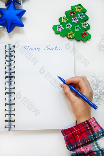 的孩子写信圣诞老人老人的表格在的圣诞节树装饰视图从以上的孩子写信圣诞老人老人视图从以上