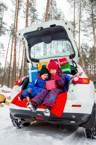 快乐的孩子们享受许多圣诞节礼物车树干冷冬天雪天气快乐的孩子们享受许多圣诞节礼物车树干