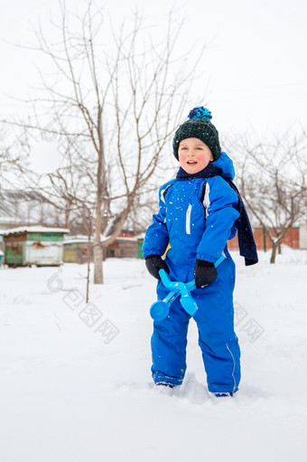 快乐男孩造型和抛出雪球冬天游戏的新鲜的空气冬天假期快乐男孩造型和抛出雪球冬天游戏的新鲜的空气