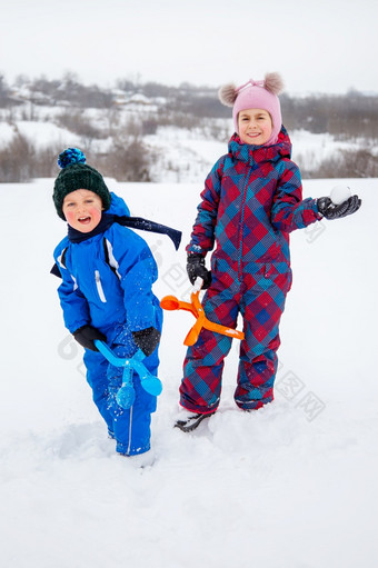 快乐男孩和女孩模具和扔雪<strong>球</strong>雪<strong>球</strong>冬天游戏的新鲜的空气冬天假期快乐男孩和女孩模具和扔雪<strong>球</strong>雪<strong>球</strong>冬天游戏的新鲜的空气