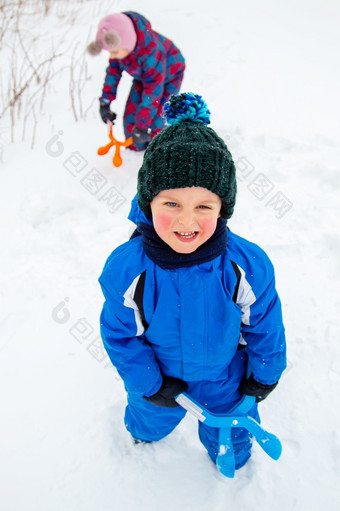 快乐男孩造型和抛出雪球冬天游戏的新鲜的空气冬天假期快乐男孩造型和抛出雪球冬天游戏的新鲜的空气