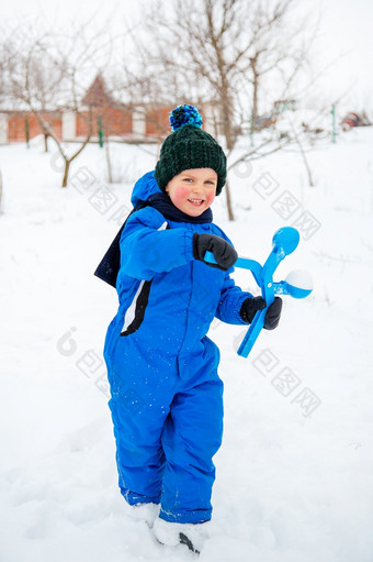 快乐男孩造型和抛出雪球冬天游戏的新鲜的空气冬天假期快乐男孩造型和抛出雪球冬天游戏的新鲜的空气